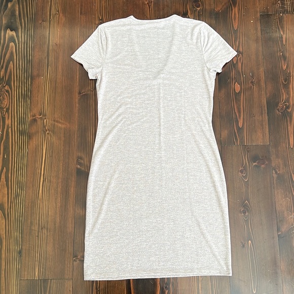 NWOT Aritzia Golden by TNA Short Sleeve Slim Fit V Neck Mini Dress - Picture 4 of 7